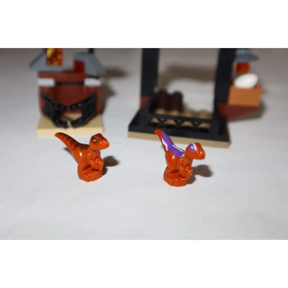 LEGO Baby Dinosaur Minifigure Jurassic World 76945 & 30390 with Stalls Enclosure - Picture 11 of 11